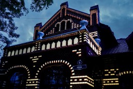 «Сияющий музей»: в Зеленоградске подсветили фасад старинной виллы «Крелль» (фото)