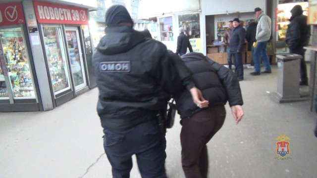 На Центральном рынке Калининграда силовики задержали группу скупщиков краденых телефонов (фото)