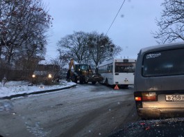 В Калининграде столкнулись погрузчик и автобус