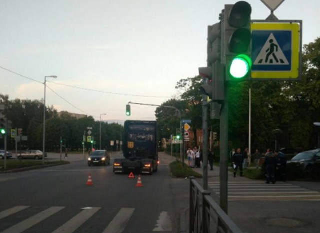 В Черняховске водитель «Понтиака» выехал на красный свет и врезался в грузовик