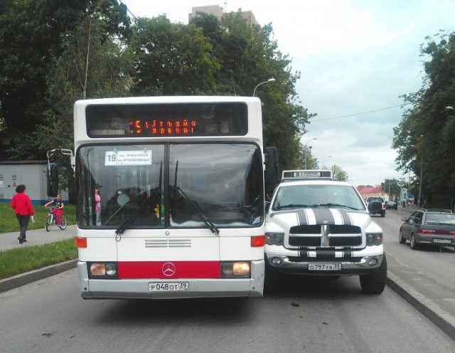 Из-за ДТП с участием внедорожника и автобуса перекрыто движение по ул. Гагарина в Калининграде