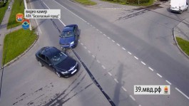 «Непредсказуемые манёвры»: полиция показала подборку ДТП, попавших на камеры в Калининграде (видео)