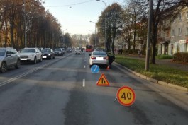 На улице Невского в Калининграде велосипедист упал на автомобиль 
