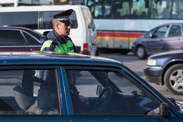 Калининградского водителя оштрафовали за езду по тротуару после видео в соцсетях