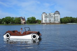На Верхнем озере появились плавающие «ретроавтомобили» из Германии (фото)