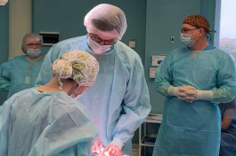 Калининградские врачи провели сложную операцию беременной женщине с опухолями яичников
