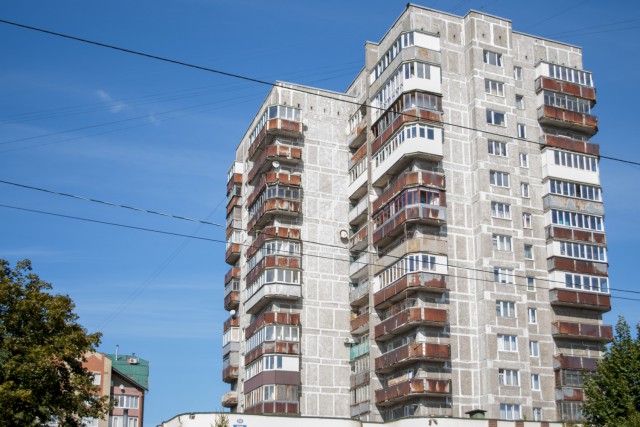 На улице Фрунзе в Калининграде отремонтируют 14-этажную панельку со ржавыми балконами