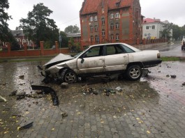 В Балтийске «Ауди» пробила ограждение и вылетела на площадь у памятника Ленину (фото)