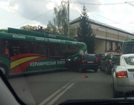 В Калининграде возле областной прокуратуры «Дэу Матиз» врезался в троллейбус (фото)