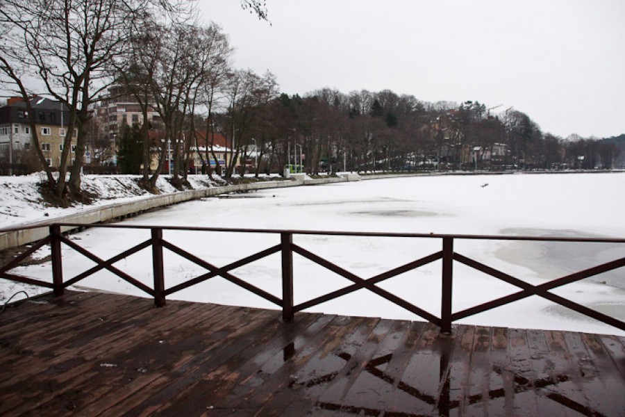 Областные власти потребовали к лету открыть часть набережной озера в Светлогорске (фото)