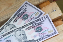 Курс доллара снова превысил отметку в 28 рублей