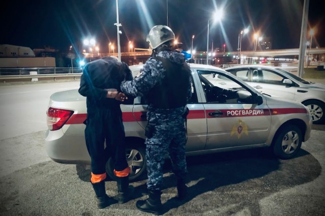 На Острове в Калининграде задержали устроившего дебош пьяного строителя