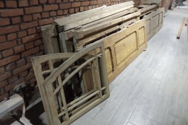 Для гостиницы в здании больницы XIX века в Черняховске восстанавливают исторические столярные элементы