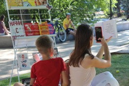 В сквере у памятника Шиллеру в Калининграде открыли летний читальный зал