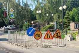 В центре Балтийска перекроют движение транспорта из-за провала на дороге
