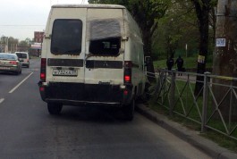 На Московском проспекте в Калининграде микроавтобус въехал в ограждение