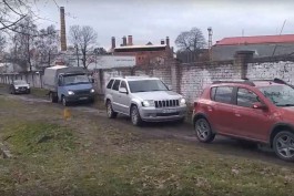 Водители объезжают закрытый участок улицы Судостроительной в Калининграде через зелёную зону (видео)