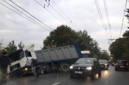 В Борисово грузовик съехал в кювет: образовалась пробка