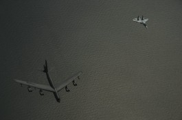 Минобороны США показало снимки перехвата американских бомбардировщиков российским Су-27 над Балтикой (фото)