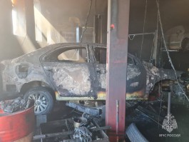 В Калининграде из-за пожара в автосервисе пострадал мужчина, огонь повредил три машины