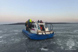 Спасатели вытащили из воды двух рыбаков и эвакуировали 59 человек с подтаявшего льда Калининградского залива  (фото)