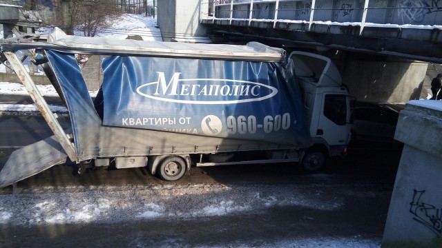 На улице Островского в Калининграде грузовик кузовом зацепился за мост