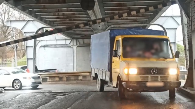 На двухъярусном мосту в Калининграде отвалилась балка: движение в районе затруднено