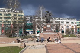 В Калининграде устраняют провалы плитки возле памятника «Мать-Россия»