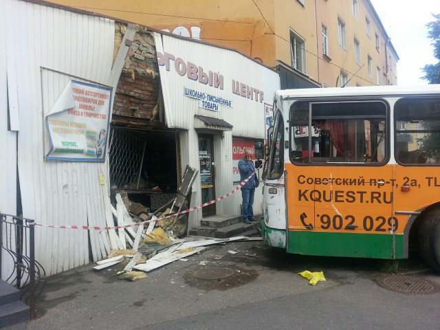 На Советском проспекте в Калининграде автобус сбил женщину и врезался в магазин (фото)