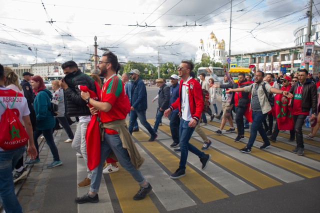 «Такси от границы и ужасная пропаганда»: какие сложности встречают иностранные болельщики на пути в Калининград (видео)