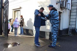 На входе в калининградский зоопарк начали досматривать посетителей