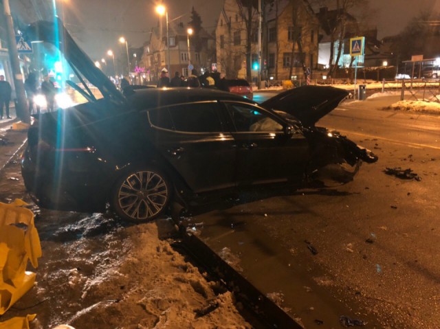 Ночью на проспекте Мира в Калининграде столкнулись три автомобиля (видео)