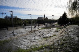 Набережную Трибуца в Калининграде затопило из-за прорвавшегося водопровода (фото)