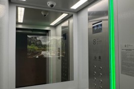 В домах Калининграда начали устанавливать лифты с зеркалами с мультимедийным дисплеем