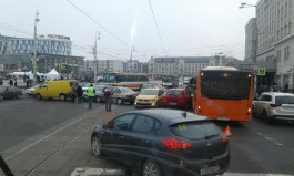 На площади Победы из-за двойного ДТП практически заблокирован перекрёсток у мэрии