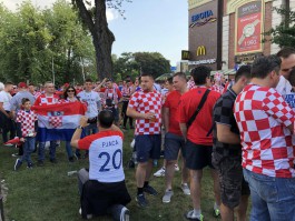 «Мы победим! За этим и приехали»: что думают иностранные болельщики о Калининграде и матче Хорватия — Нигерия (видео)