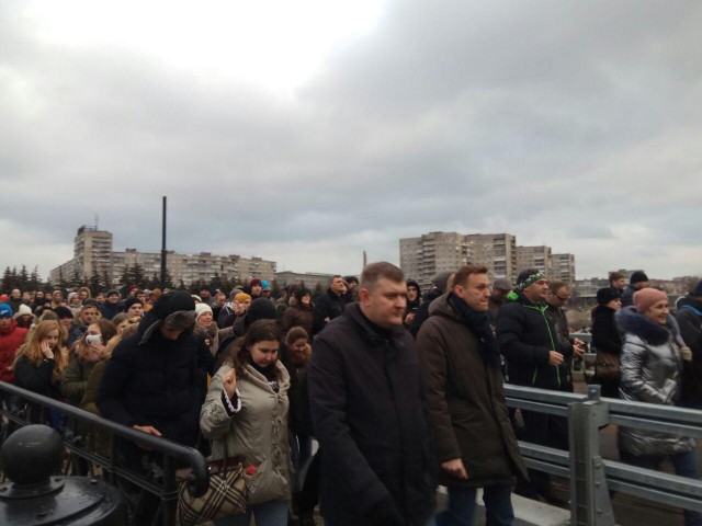 Навальный и его сторонники организовали шествие от Московского проспекта в парк «Южный»