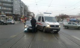 На улице Черняховского в Калининграде столкнулись «Шкода» и машина скорой помощи