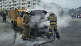 На улице Горького в Калининграде загорелся микроавтобус (видео)