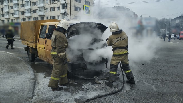 На улице Горького в Калининграде загорелся микроавтобус (видео)