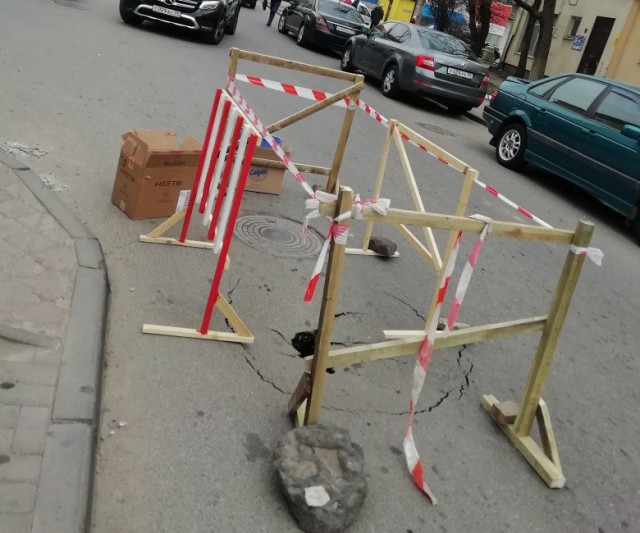 На улице Мукомольной в Калининграде провалился асфальт