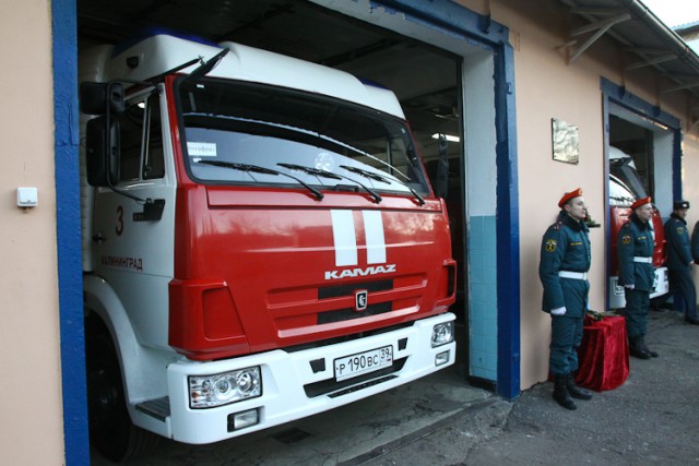 «Пожарная часть имени Гернера и цистерны в подарок»: зачем глава МЧС приезжал в Калининград (фото)