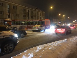 На улице Киевской столкнулись автобус и легковушка: перекрыты две полосы
