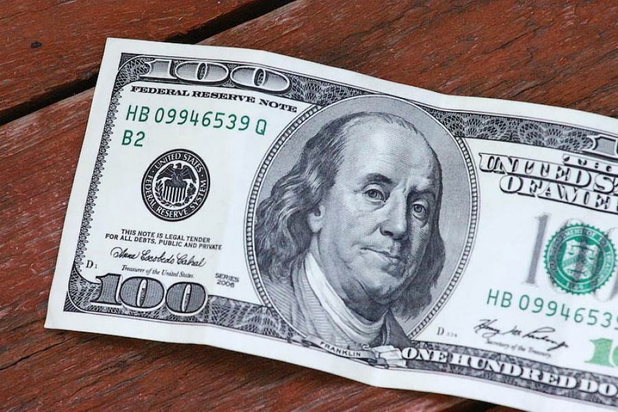 Официальный курс доллара вырос почти на 50 копеек