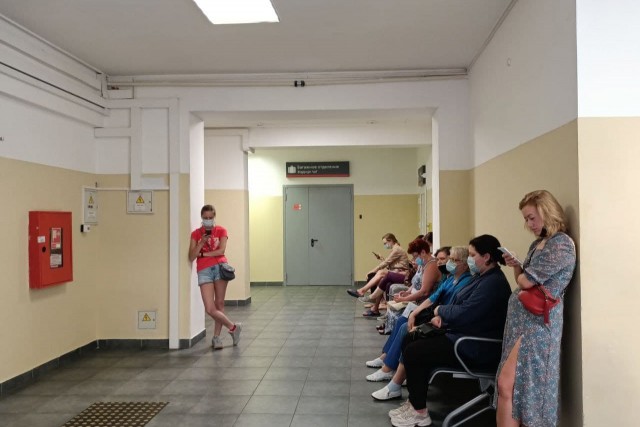 У пунктов вакцинации от коронавируса в Калининграде появились очереди