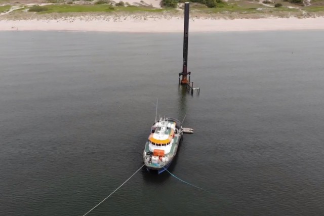 На пляже Балтийска приступают к подъёму затонувшей морской платформы