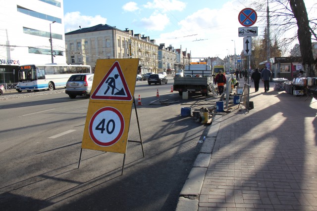 В Калининграде начали менять заржавевшие пешеходные ограждения