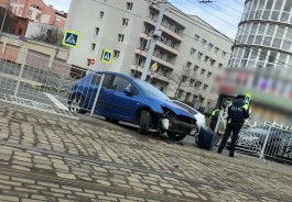 На улице 9 Апреля в Калининграде «Пежо» врезался в забор, отделяющий трамвайные пути от дороги