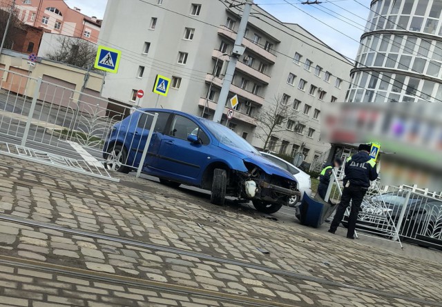 На улице 9 Апреля в Калининграде «Пежо» врезался в забор, отделяющий трамвайные пути от дороги