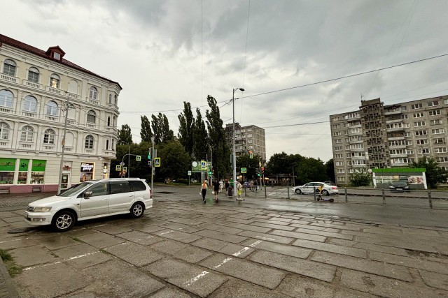 На перекрёстке улиц Фрунзе и Грига в Калининграде обустроят парковку